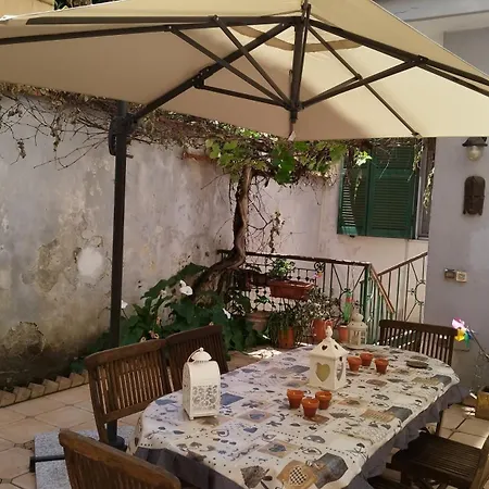 Apartment Deluxe With Garden In Vomero Neapel
