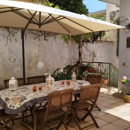 Deluxe With Garden In Vomero Neapel